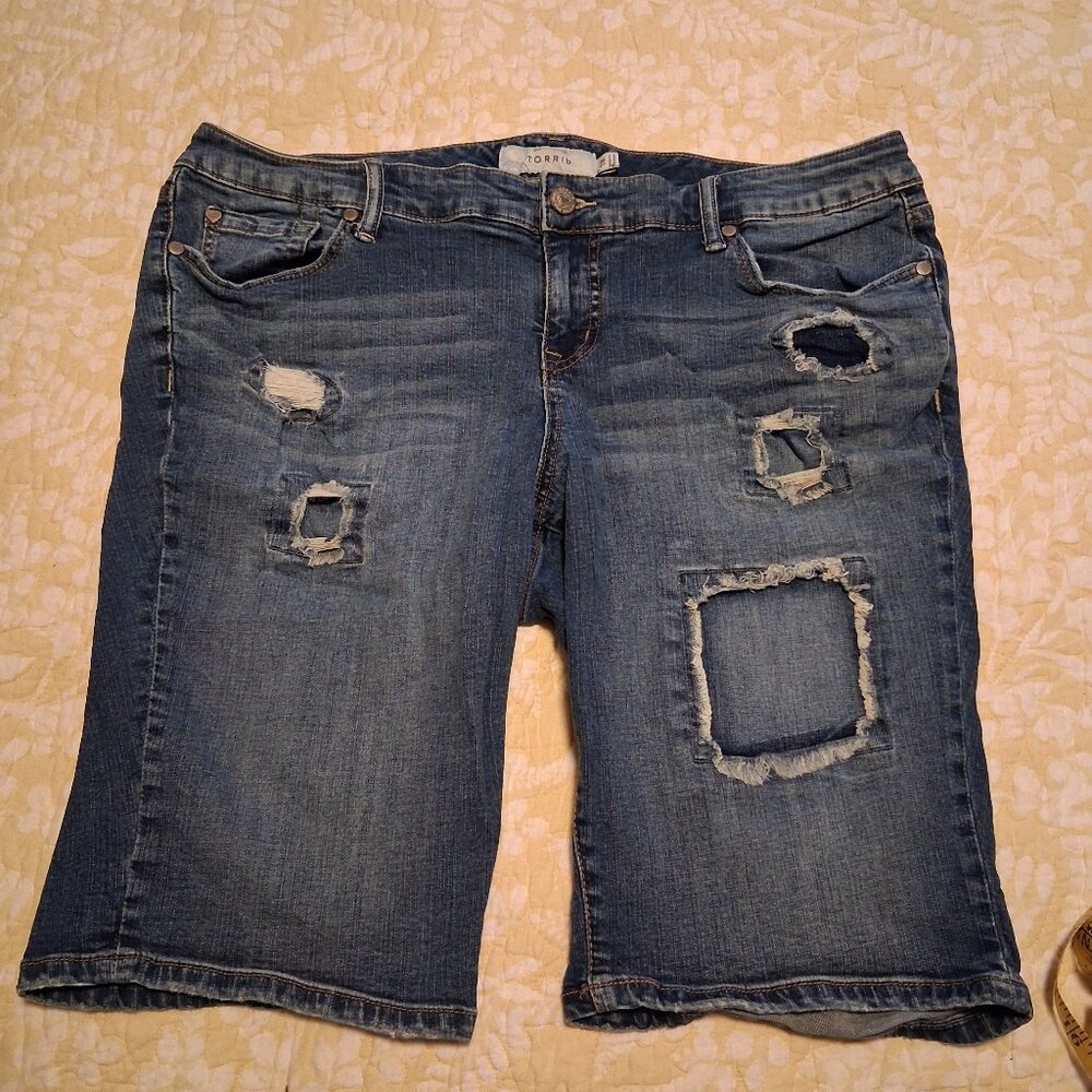 Women's Torrid Distressed Bermuda shorts, Medium Blue, size 18